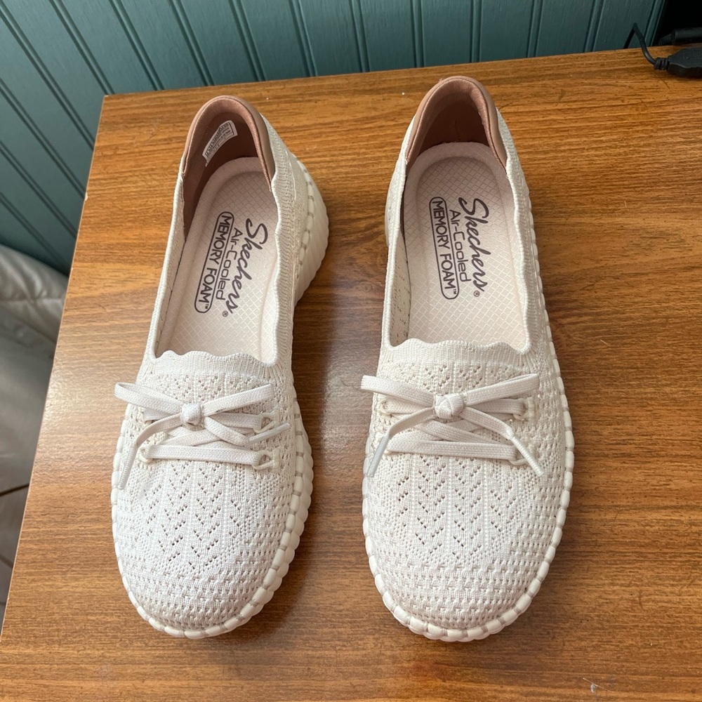 Skechers 6.5 Wilshire Blvd Knit Sail NWT